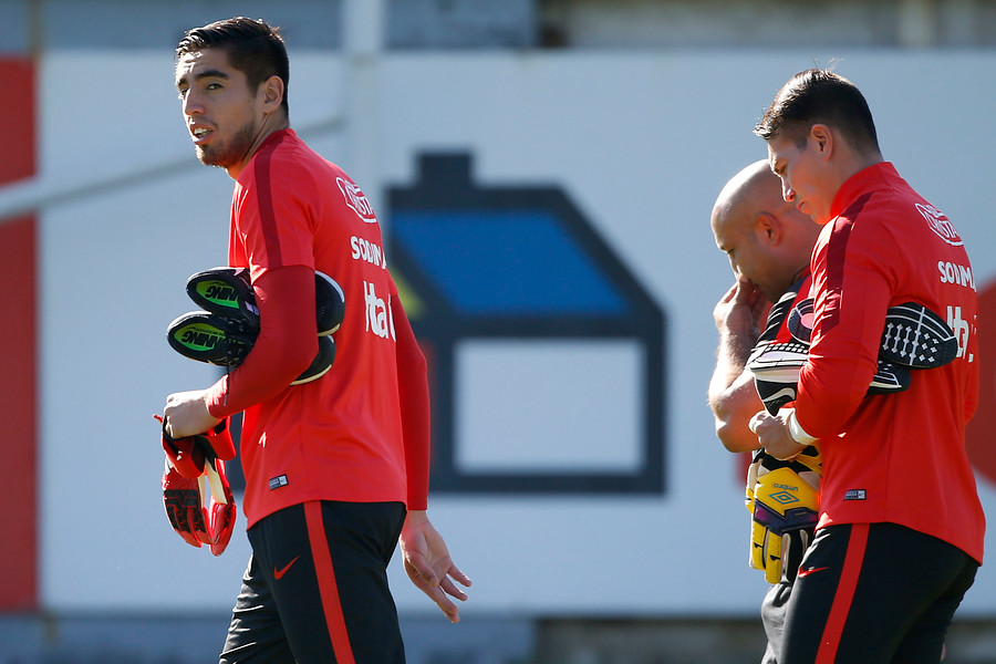 Gabriel Castellón y Darío Melo son los arqueros más jóvenes que ha citado Juan Antonio Pizzi en la Roja / Photosport