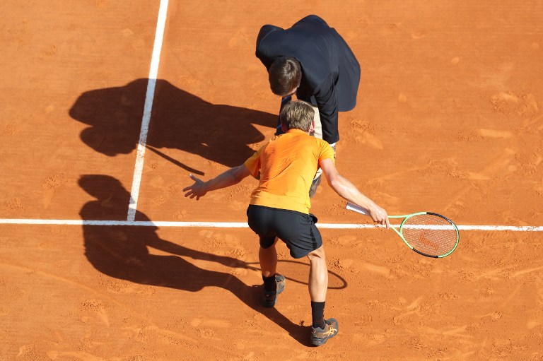 David Goffin discutiendo con el juez Cedric Mourier sobre un punto que terminó en favor de Rafael Nadal / AFP