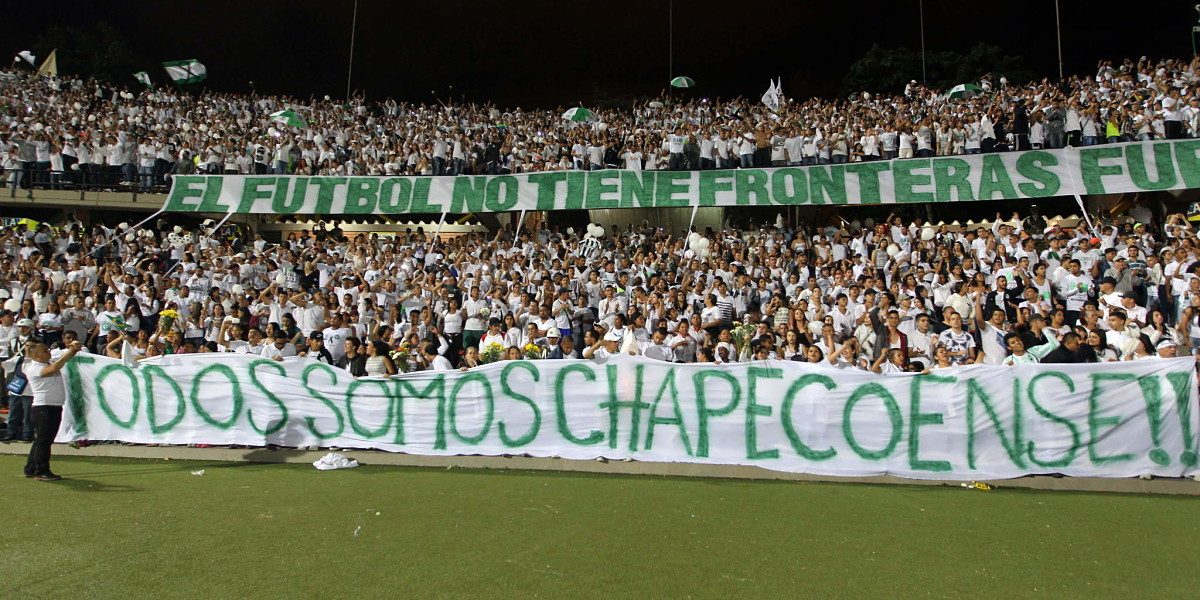Resultado de imagen para homenaje al chapecoense en medellin