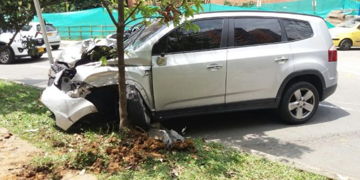 Mujer en depresión estrelló 7 carros, una moto y escapó desnuda