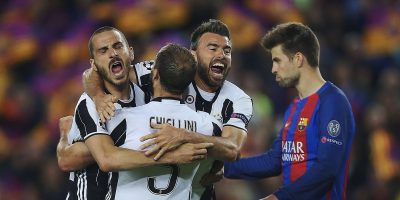 Dani Alves apoya a un desconsolado Neymar