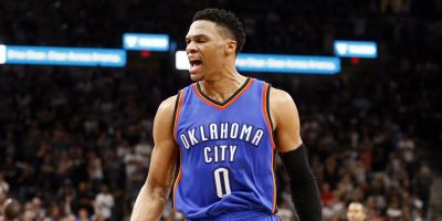 Thunder gana a Rockets 115-113 con triple doble de Westbrook