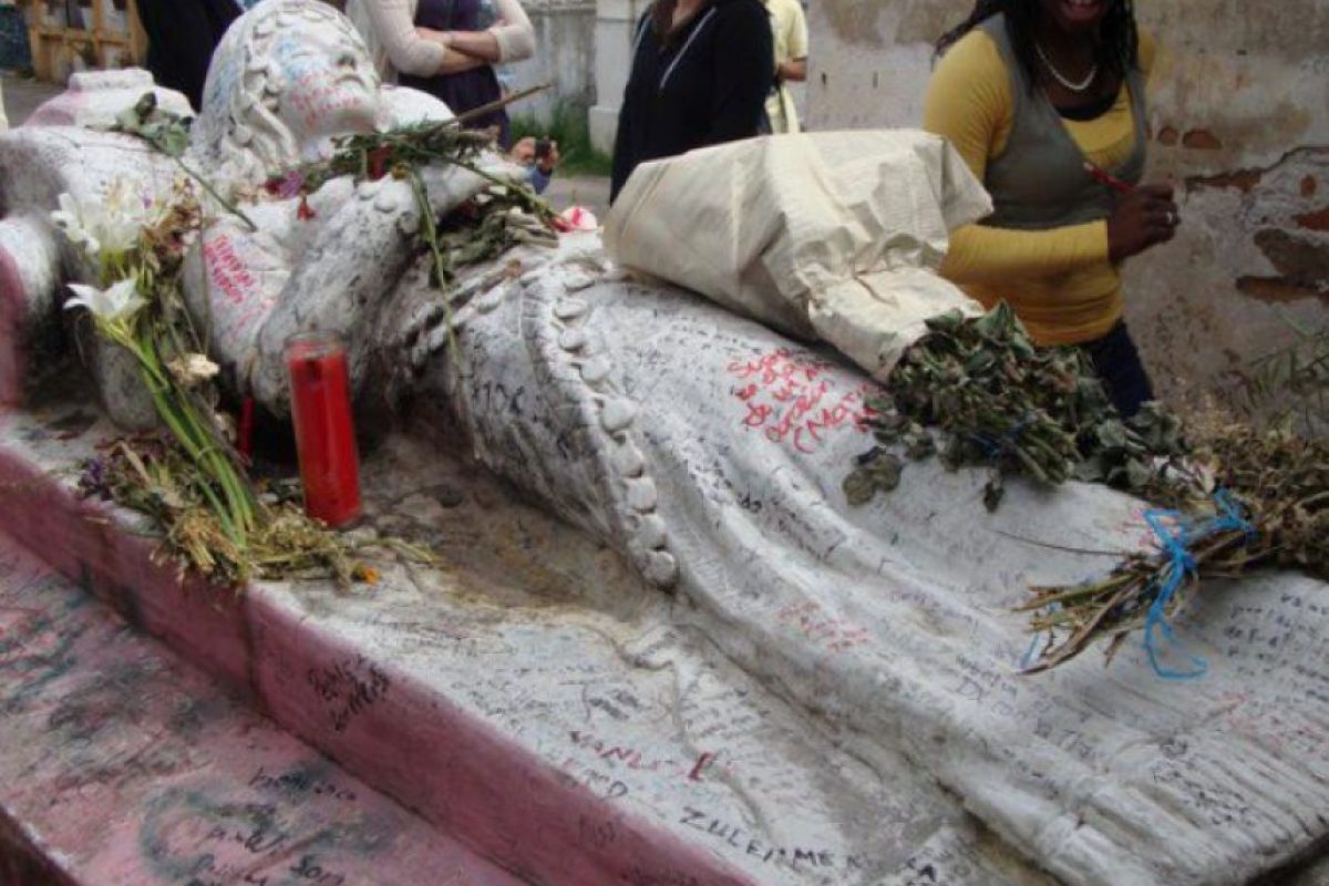 Visitan tumba de Vanushka, la gitana que murió de amor Publinews