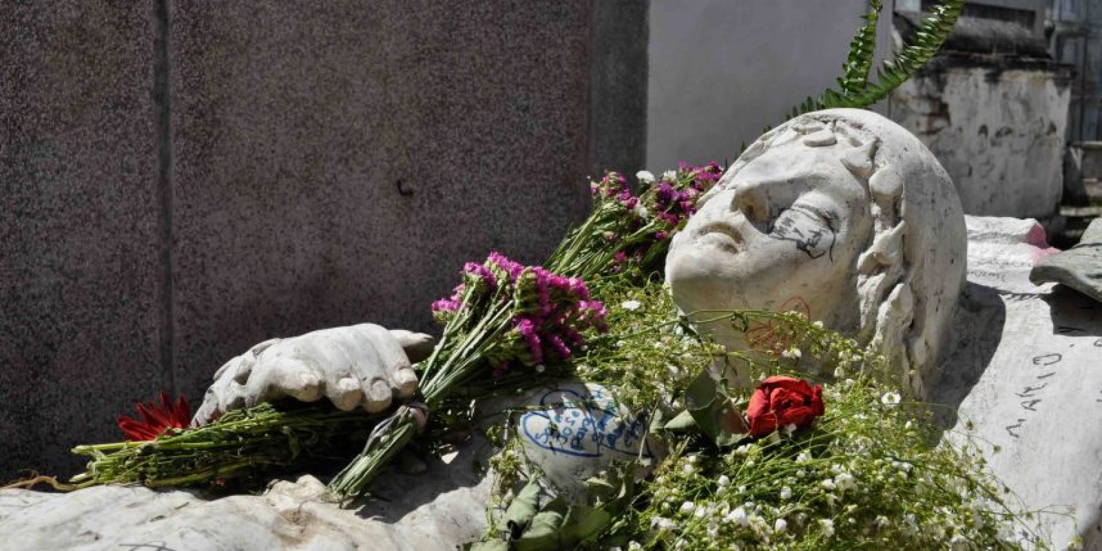 Visitan tumba de Vanushka, la gitana que murió de amor Publinews