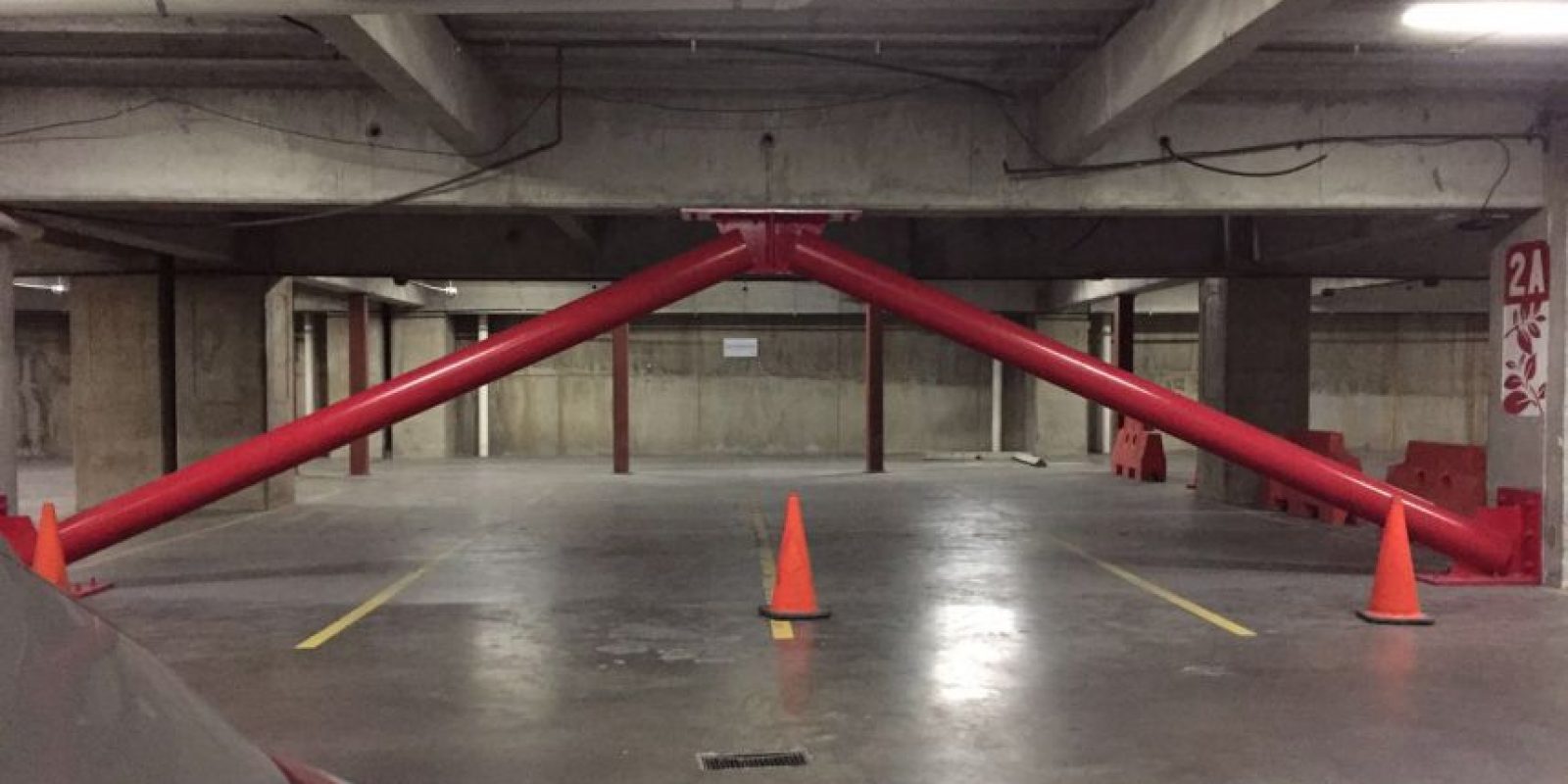 Esta es la razón de las columnas instaladas en los sótanos de Oakland