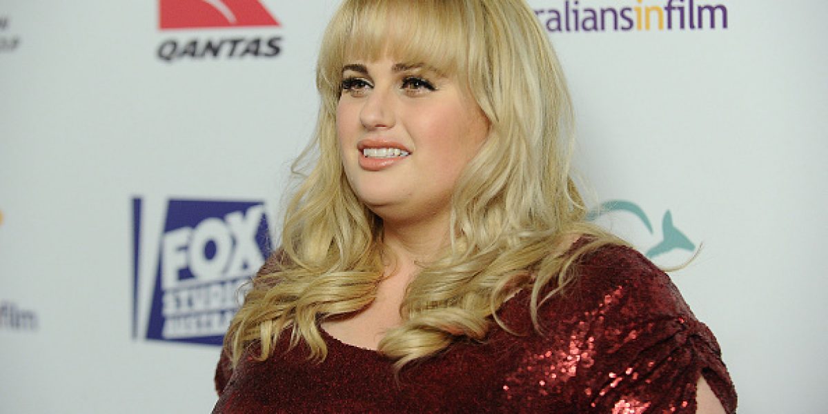 Rebel Wilson luce irreconocible más delgada y vestida de Amy Winehouse ...