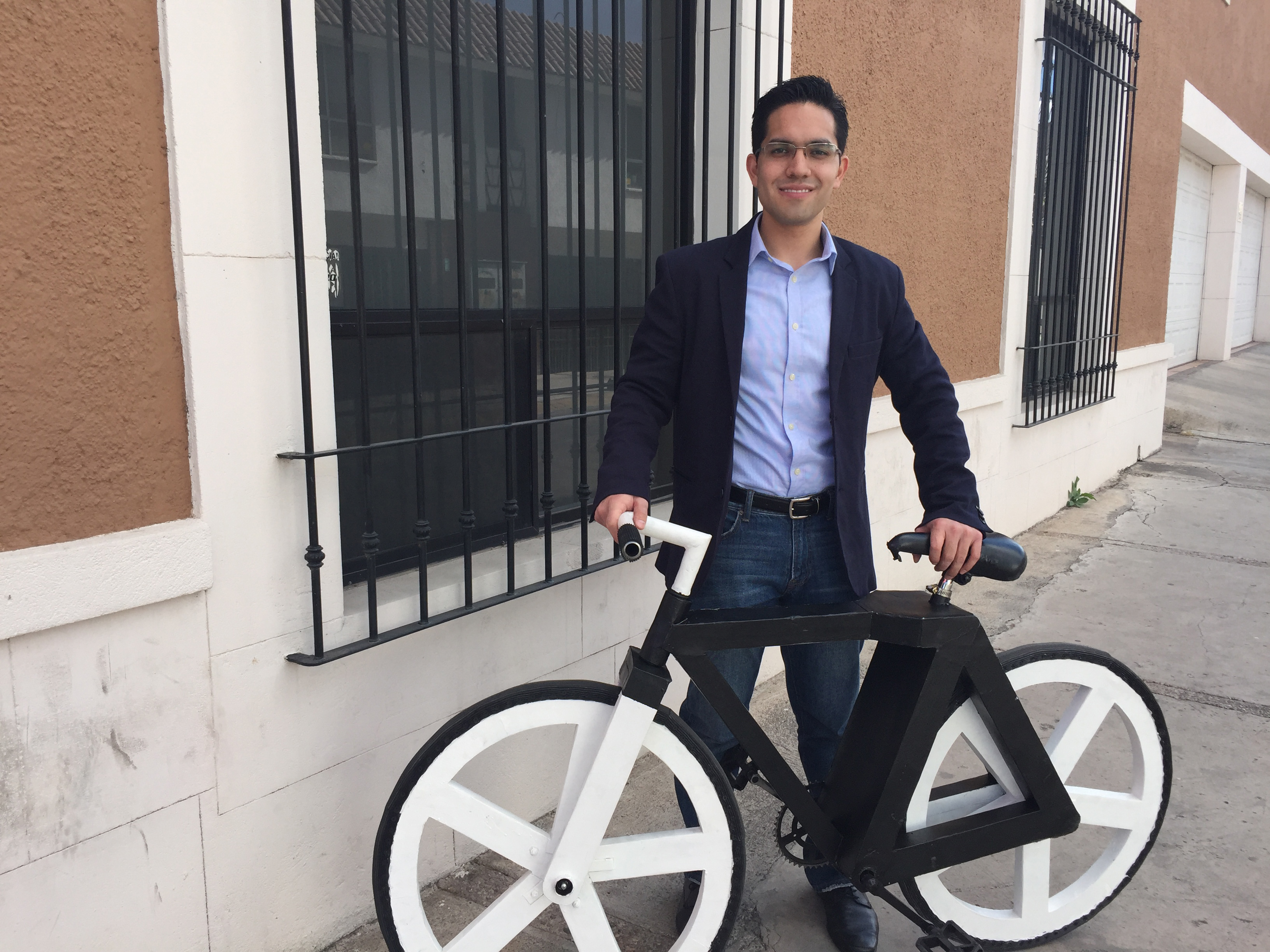 Maneja esta bicicleta hecha de papel | Publimetro