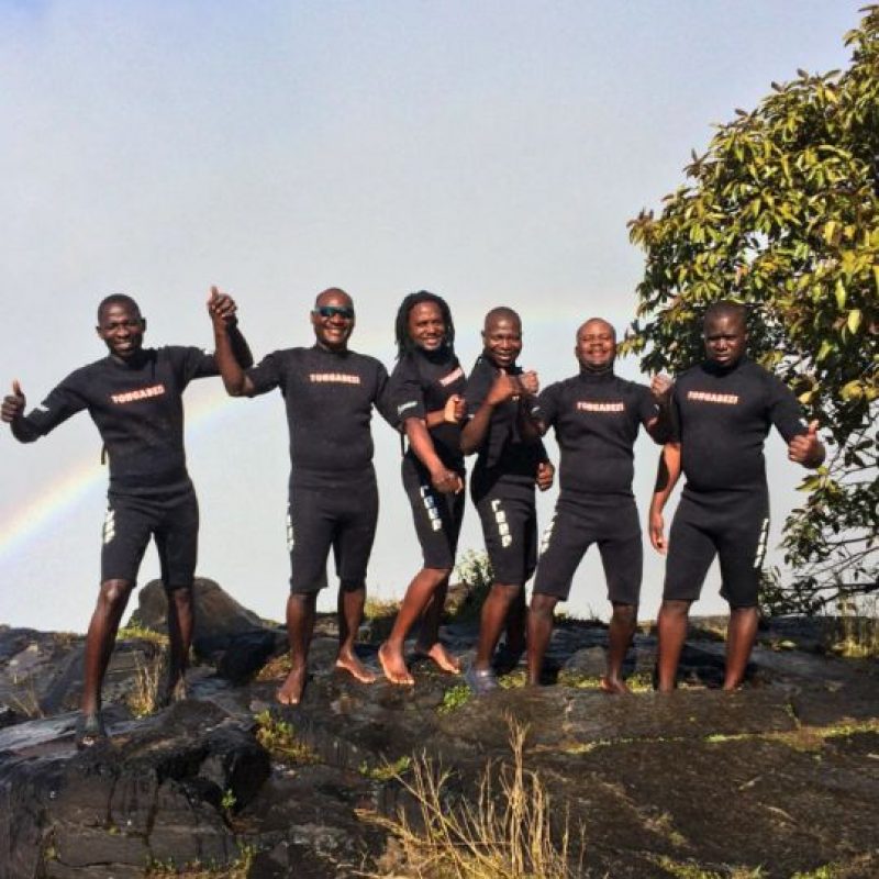 Imperdible Personas Arriesgan La Vida Nadando Al Borde De Una Cascada Publimetro Chile