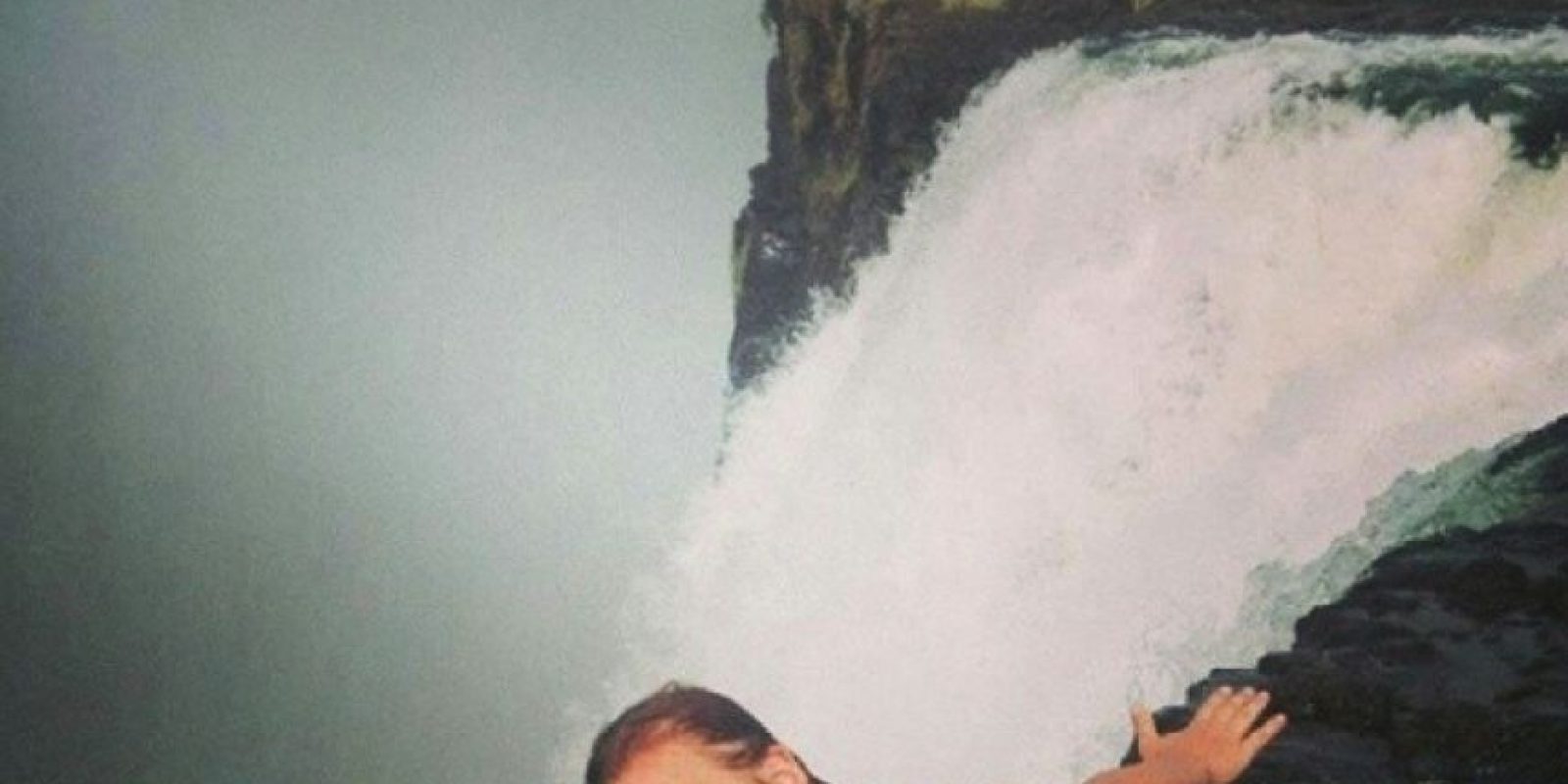 Imperdible Personas Arriesgan La Vida Nadando Al Borde De Una Cascada Publimetro Chile