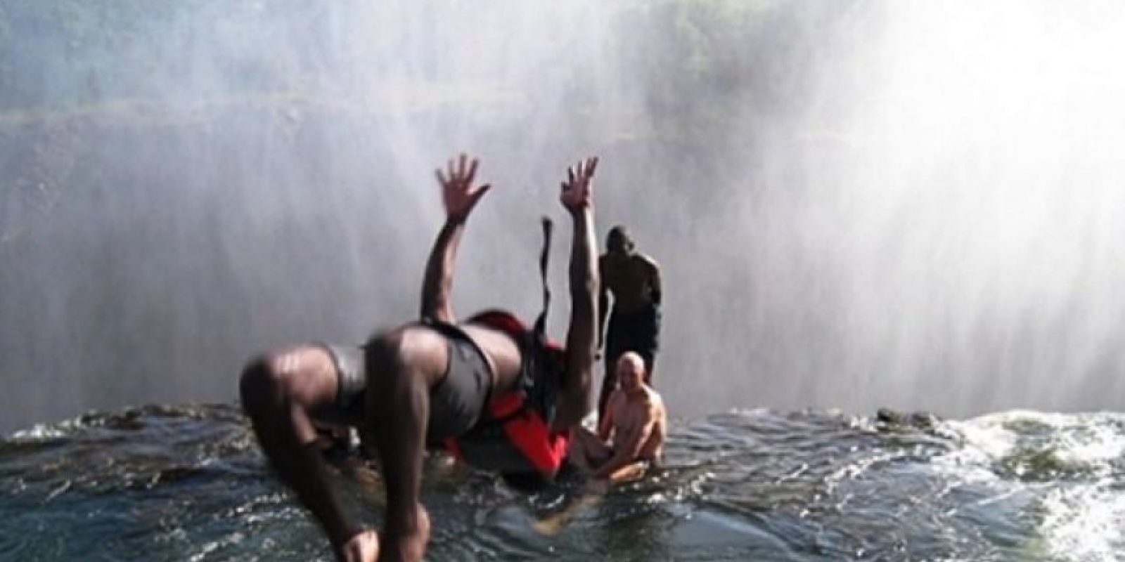 Imperdible Personas Arriesgan La Vida Nadando Al Borde De Una Cascada Publimetro Chile