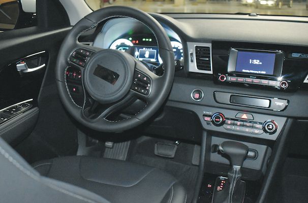 El interior luce moderno y coincide con el auto híbrido. |Marco alegría