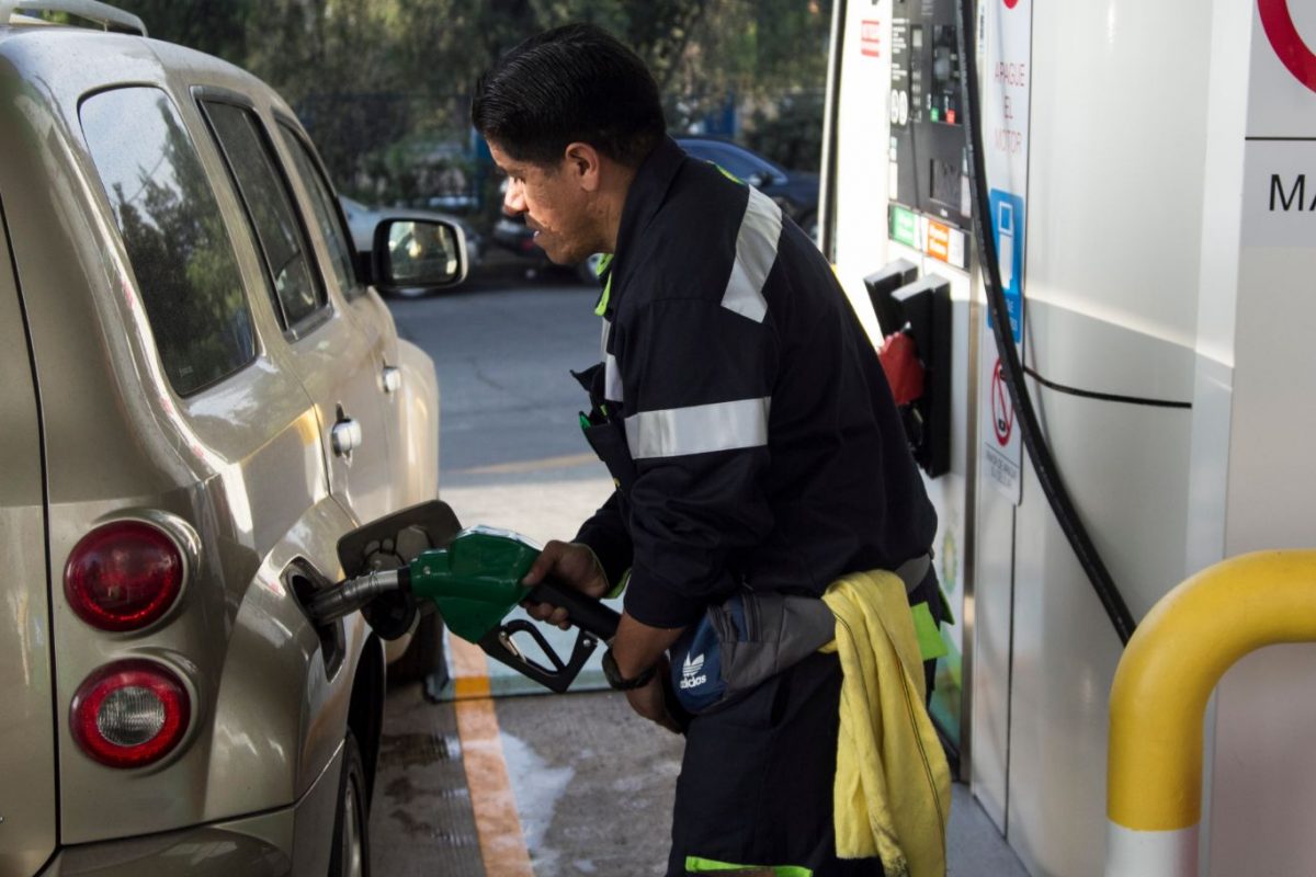 Los coches dirigidos con la gasolina del vídeo