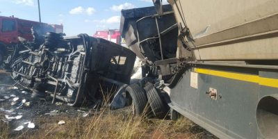 Fallecen 20 personas por choque de bus escolar
