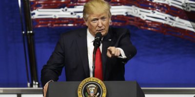 Trump acuerda con Peña Nieto y Trudeau renegociar el TLCAN sin retirarse
