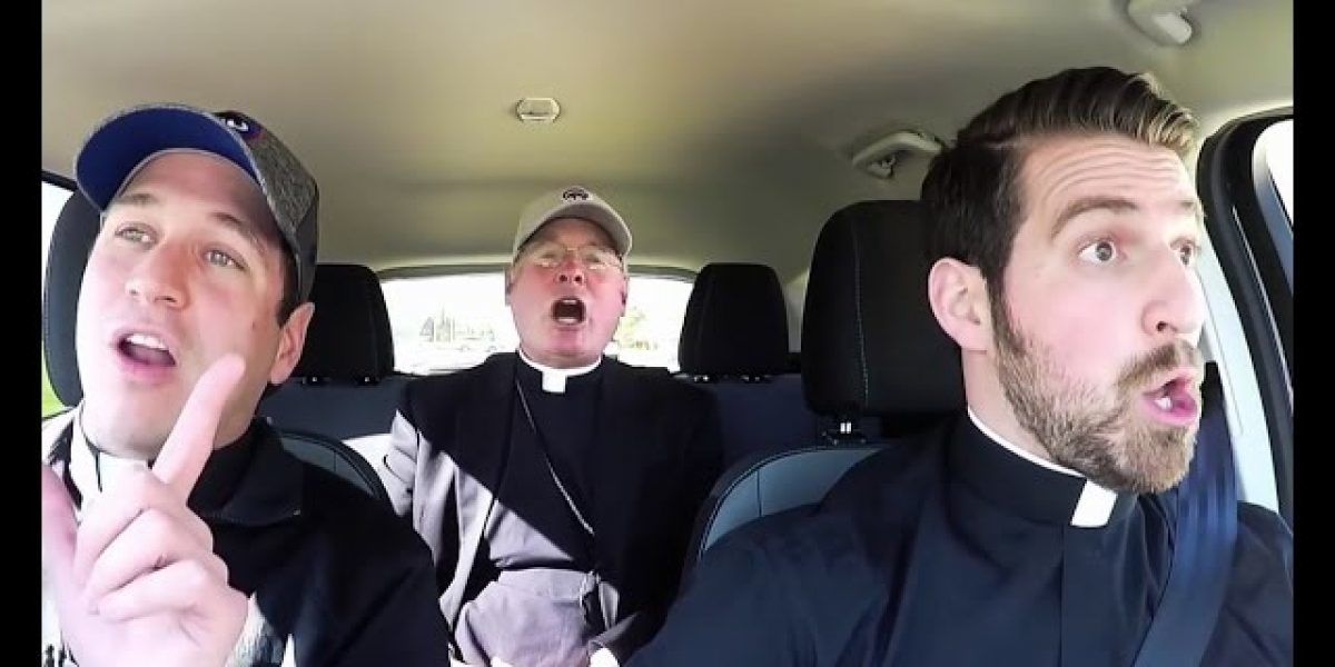 Sacerdotes hicieron divertido "carpool karaoke" y ahora son famosos en
