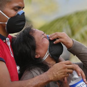 Sobrevivientes lloran la pérdida de un familiar que fue víctima de la avalancha mortal. Hoy, lunes de abril de 2017, se llevó a cabo un entierro masivo en Mocoa, Colombia, el lunes, 3 de abril de 2017. (Foto: AP / Fernando Vergara)