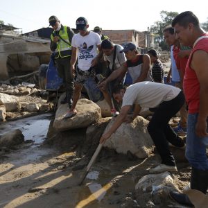Un grupo de hombres busca un cuerpo entre los escombros y el lodo. Las autoridades colombianas informaron que al menos 273 personas murieron cuando los ríos que rodean a Mocoa se desbordaron y enviaron un muro de agua y escombros a través de la localidad la madrugada del sábado. El número de muertos podría aumentar. (Foto AP / Fernando Vergara)